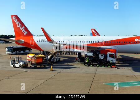 L'aereo easyJet viene girato mentre i passeggeri salono all'aeroporto di Gatwick, Londra Inghilterra Foto Stock