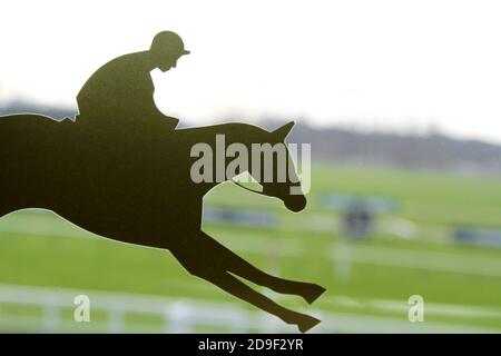 Silhouette di cavallo sulla finestra di Ayr Racecourse Ayrshire, Acotland Regno Unito Foto Stock