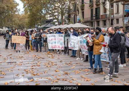 I manifestanti che indossano maschere facciali tengono striscioni e cartelli di fronte al Dipartimento della Cultura durante la manifestazione.circa 200 persone dal campo della cultura si sono riunite di fronte al Dipartimento della Cultura della Generalitat de Catalunya sulla Rambla de Santa Mónica per chiedere la riapertura Dell'attività culturale paralizzata da decreto a causa di infezioni da Covid19. Foto Stock