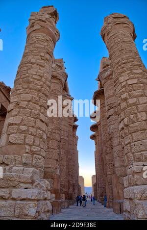 Passando per il 2° Pylon, entriamo nella Grande Sala dell'Ipotile, che misura 103 m di lunghezza e 52 m di larghezza. Contiene 134 colonne di papiro; ciascuna colonna Foto Stock