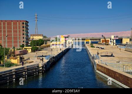 Avvicinandosi alle chiuse della nave a Esna, e vecchia diga sul fiume Nilo preso @Edfu, Egitto Foto Stock