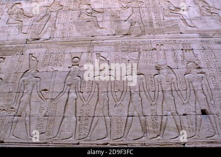 Rilievi di geroglifici egiziani sul muro al Tempio di Horus, Edfu prese @Edfu, Egitto Foto Stock