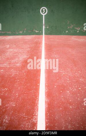 Immagine verticale di un dettaglio dei segni in una fronton court Foto Stock