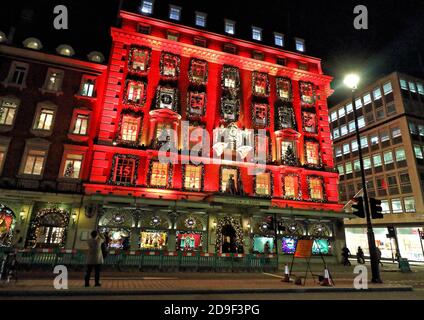 4 novembre 2020, Londra, Regno Unito: L'esterno del negozio è bagnata di luce rossa e decorata come un calendario festoso dell'avvento..Piccadilly Department store Fortnum & Mason è famoso in tutto il mondo e conosciuto come 'il Grocer della Regina', dopo avere un documentario televisivo su di esso. Rinomato per i suoi prodotti di lusso, ogni anno è orgoglioso dell'illuminazione e della decorazione del grande negozio per il Natale. Quest'anno non è diverso nonostante il blocco di un mese in Inghilterra dovuto Covid-19. (Immagine di credito: © Keith Mayhew/SOPA immagini via ZUMA Wire) Foto Stock