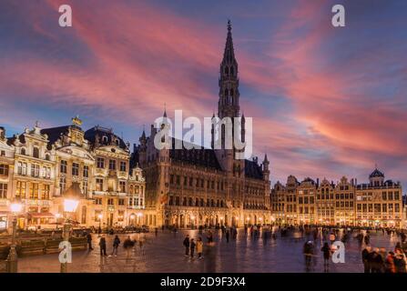 Vista del tramonto sulla Grand Place con l'edificio dell'Hotel de Ville (Municipio), Bruxelles, Belgio Foto Stock
