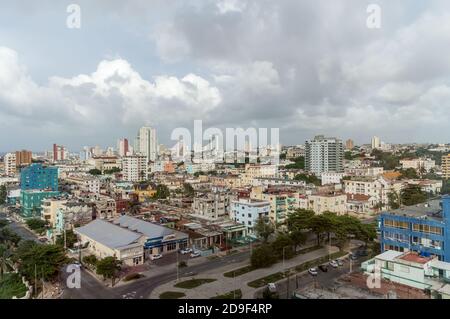 Vista ad alto angolo di una parte residenziale a l'Avana, Cuba, in una giornata di primavera cupa Foto Stock