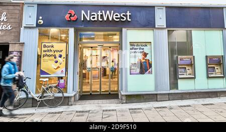 Facciata della banca NatWest, Cambridge, Inghilterra, durante la crisi del coronavirus, novembre 2020. Foto Stock