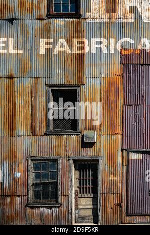 facciata di una vecchia fabbrica Foto Stock