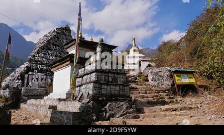 Monumenti religiosi buddisti e pietre mani oltre a un sentiero su Everest base Camp Trek, Khumbu, Himalaya, Nepal. Foto Stock