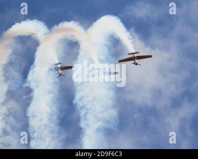 Kubinka, Russia. 29 Agosto 2020. Yakovlev Yak-54 si inonda simultaneamente nel cielo blu sopra il campo aereo.Aviazione mostra al campo aereo di Kubinka durante il forum internazionale Army-2020 del Ministero russo della Difesa.l'aria mostra a Kubinka è uno dei momenti salienti del forum militare Army 2020. Di solito avviene in parallelo con i giochi dell'esercito. Nel 2020, hanno eseguito l'aerobica nel cielo: Elicotteri da combattimento mi-28, la squadra aerobatica Swifts sul MIG-29, i Cavalieri Russi sul su-30SM e su-35S, così come l'unico gruppo in Russia su velivoli sportivi a pistoni il primo fligh Foto Stock