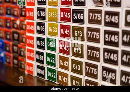 Grafico a colori di tintura chimica per capelli al salone Foto Stock