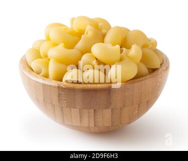 Pasta rigate a tubo crudo in ciotola di legno isolata su fondo bianco con percorso di ritaglio Foto Stock