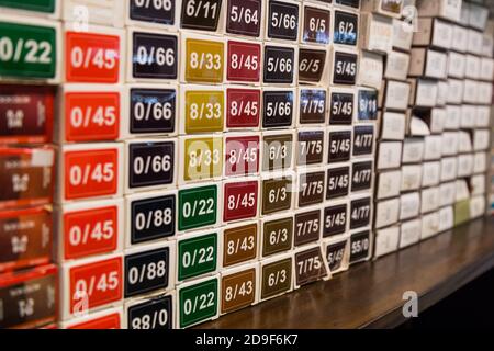 Grafico a colori di tintura chimica per capelli al salone Foto Stock