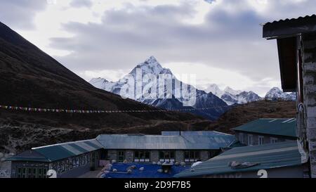 Sherpa Lodge con tetti in ferro corrugato nel piccolo villaggio di Dughla (Thukla) sulla Everest base Camp Trek alla luce del mattino in Himalaya, Nepal. Foto Stock