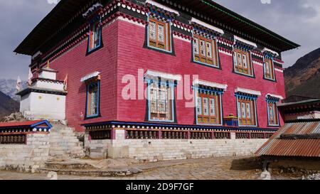 Bellissimo edificio multicolore del monastero storico buddista di Tengboche (Thyangboche) (gompa) circondato da ruote di preghiera nell'Himalaya, Nepal. Foto Stock