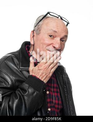 L'uomo anziano confuso copre la bocca con la mano Foto Stock