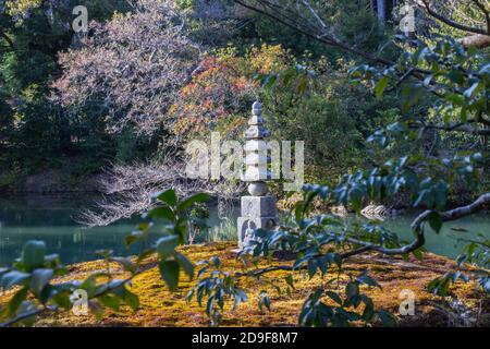 buddha di pietra a sculture sono all'interno del giardino del Tempio di Kinkakuji Kyoto, Giappone. Foto Stock