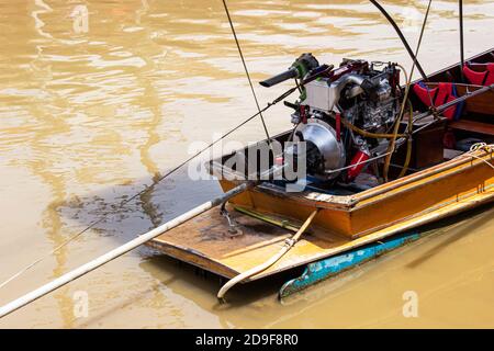 Motore colorato su una barca a coda lunga del mercato galleggiante di amphawa è il turista più popolare in Samut Songkhram, thailandia. Foto Stock