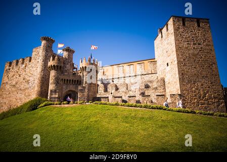 Facciata del Castello dei Templari, costruito nel 12 ° secolo. Ponferrada, El Bierzo, Leon, Castiglia e Leon, Spagna, Europa Foto Stock