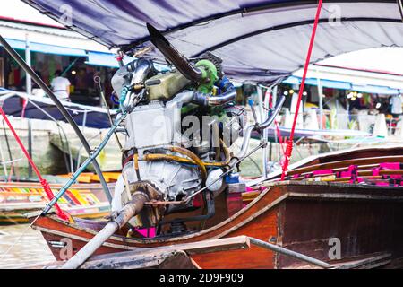 Motore su una barca a coda lunga del mercato galleggiante di amphawa è il turista più popolare in Samut Songkhram, thailandia. Foto Stock