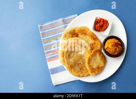 Cucina nazionale orientale e asiatica. Tortillas fritte con tapas. Antipasti con curry e peperoni rossi caldi. Foto Stock