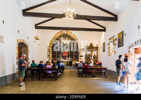 Interno del santuario. Santo André de Teixido - San Andrés de Teixido, è un piccolo villaggio del comune di Cedeira. Famoso luogo di pellegrinaggio Foto Stock