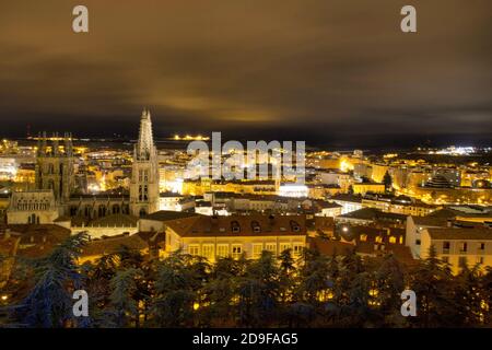 Panoramica di Burgos durante la notte con vista sul cattedrale (Spagna) Foto Stock