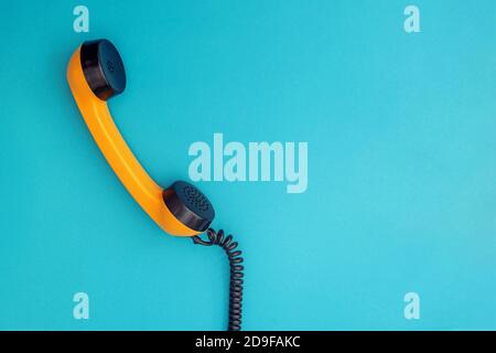 Cuffia retro arancione in plastica blu Foto Stock