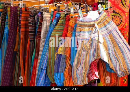 Tessuti multicolore in un mercato arabo Foto Stock