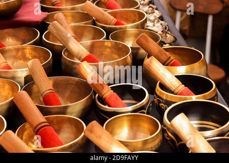 Il Tibetano Singing Bowl in un mercato di strada Foto Stock