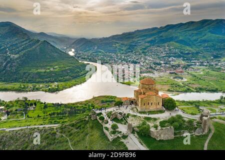 Il fiume Mtkvari scorre oltre la suggestiva chiesa collinare di Jvari a Mtskheta, Georgia, Europa orientale. Foto Stock