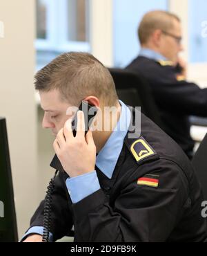 Bad Doberan, Germania. 05 novembre 2020. Boatswain Sean Heimbold (fronte) del 1 ° Squadron Corvette lavora con altri membri Bundeswehr nel reparto di salute per il monitoraggio e la salute. Dal 02.11.2020, la Bundeswehr sostiene l'Ufficio sanitario del distretto di Rostock con 22 soldati, il numero può essere aumentato con breve preavviso come richiesto. Credit: Bernd Wüstneck/dpa-Zentralbild/dpa/Alamy Live News Foto Stock