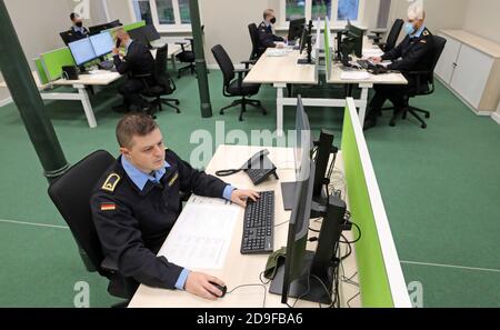 Bad Doberan, Germania. 05 novembre 2020. Boatswain Sean Heimbold (fronte) del 1 ° Squadron Corvette lavora con altri membri Bundeswehr nel reparto di salute per il monitoraggio e la salute. Dal 02.11.2020, la Bundeswehr sostiene l'Ufficio sanitario del distretto di Rostock con 22 soldati, il numero può essere aumentato con breve preavviso come richiesto. Credit: Bernd Wüstneck/dpa-Zentralbild/dpa/Alamy Live News Foto Stock