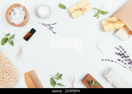 Sapone naturale, sale da bagno, crema cosmetica, olio aromatico e accessori zero rifiuti per la cura della pelle Foto Stock