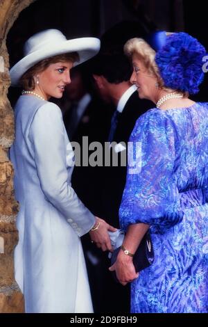 Diana, Principessa del Galles con sua madre Frances Shand Kydd al matrimonio di suo fratello Visconte Spencer al modello di moda Victoria Lockwood ad Althorpe. Northamptonshire, Inghilterra, Regno Unito. 16 settembre 1989 Foto Stock