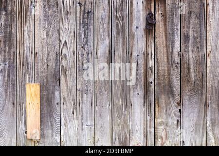 Meteo-battuto parete in legno con pannelli verticali Foto Stock