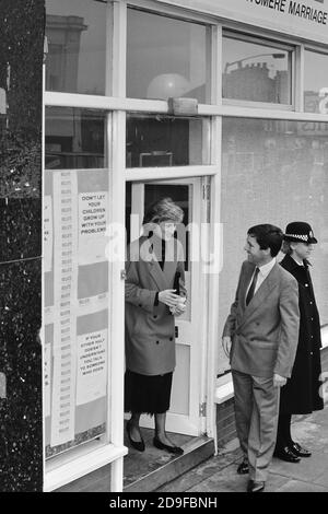 La Principessa del Galles, la Principessa Diana, lascia il Centro di orientamento del matrimonio a Barnett, a nord di Londra, Inghilterra, Regno Unito. 29 novembre 1988 Foto Stock