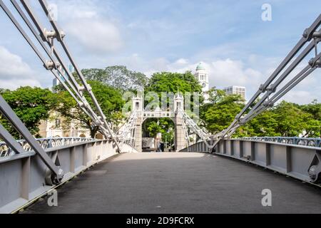 Cavenagh Bridge, l'unico ponte sospeso e uno dei ponti più antichi di Singapore, senza persone. Foto Stock