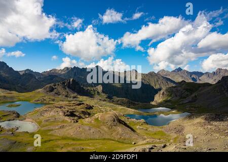 Laghi glaciali sulla cima della montagna con nuvoloso cielo sullo sfondo Foto Stock
