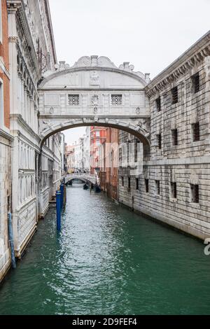 Il "Ponte dei Sospiri" o "Ponte dei Sospiri", un ponte di fama mondiale che collega il Palazzo Ducale alle prigioni, San Marco, Venezia, Italia Foto Stock