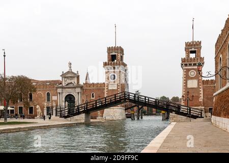 L'Arsenale Veneziano con Ponte de l'Arsenale o del Paradiso, Castello, Venezia, Italia Foto Stock