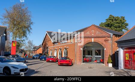 Meridien Modena Ferrari & Maserati Dealership, High Street, Lyndhurst, Hampshire, Inghilterra, Regno Unito. - garage vendita auto di lusso. Foto Stock