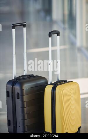 Valigie bianche e nere nella sala dell'aeroporto durante il giorno Foto Stock