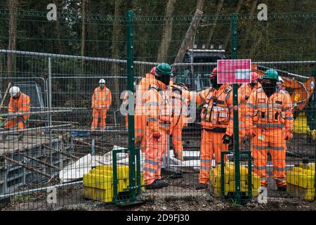 Denham, Regno Unito. 5 Novembre 2020. Le guardie di sicurezza HS2 monitorano i lavori di costruzione del ponte per il collegamento ferroviario ad alta velocità HS2 a Denham Ford il primo giorno del secondo blocco nazionale del coronavirus. Il primo ministro Boris Johnson ha informato che i lavori di costruzione possono continuare durante il secondo blocco, ma coloro che lavorano su progetti di costruzione sono tenuti ad aderire alle procedure operative del sito, comprese le linee guida per le distanze sociali, per contribuire a prevenire la diffusione del COVID-19. Credit: Mark Kerrison/Alamy Live News Foto Stock