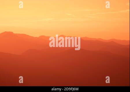 Alba dorata sulla catena montuosa Cascade Foto Stock