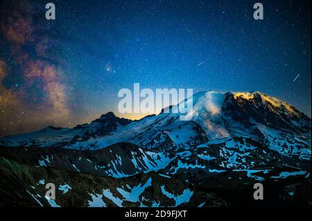 Mount Rainier nello stato di Washington di notte con il Latty Via Foto Stock