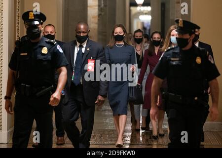 Washington, Distretto di Columbia, Stati Uniti. 29 Settembre 2020. Il candidato DELLA Corte Suprema AMERICANA Amy Coney Barrett parte da un incontro con il leader della maggioranza del Senato statunitense Mitch McConnell (R-KY) si reca alla Camera del Senato presso il Campidoglio degli Stati Uniti a Washington, DC, USA, il 29 settembre 2020. I senatori hanno iniziato le riunioni Barrett oggi prima delle sue attese audizioni di conferma in ottobre. Credit: Alex Edelman/ZUMA Wire/Alamy Live News Foto Stock