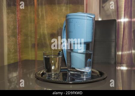 Vista ravvicinata del filtro dell'acqua domestico blu. Concetto di salute. Acqua pulita. Foto Stock