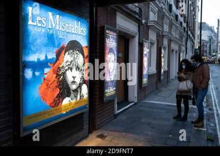 I teatri del West End si stanno rinforzando per ulteriori chiusure mentre i londinesi attendono l'annuncio di un secondo coronavirus che si trova come al solito nel West End con gli acquirenti fuori e circa e i marciapiedi occupati con le persone su quello che sarà l'ultimo fine settimana prima di un mese di blocco totale in Regno Unito il 31 ottobre 2020 a Londra, Regno Unito. Il sistema a tre livelli nel Regno Unito non ha funzionato a sufficienza, per sopprimere il virus, e i politici hanno esortato ad annunciare un blocco completo di "interruttore di circuito" per aiutare la crescente diffusione del Covid-19. Foto Stock