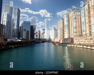 Vista degli edifici del centro lungo il fiume Chicago nella contea di Cook, Illinois. Foto Stock